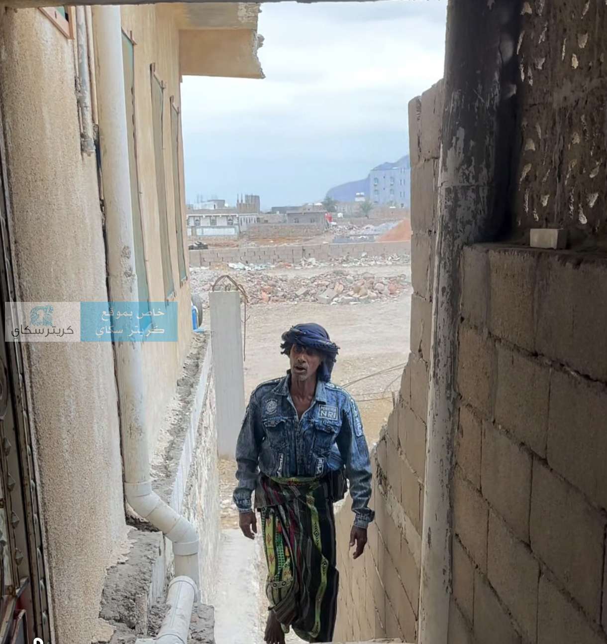 شاهد ظهور رجل الكهف الشهير بسقطرى بهذا الزي عقب مغادرته الكهف الى هذه المدينة لاول مرة