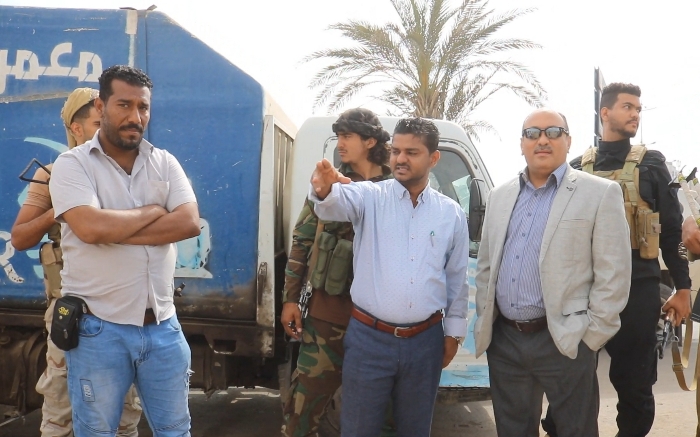 مدير الشيخ عثمان ونائب وزير الصناعة والتجارة يتفقدان اعمال التشجير لسوق الطيور