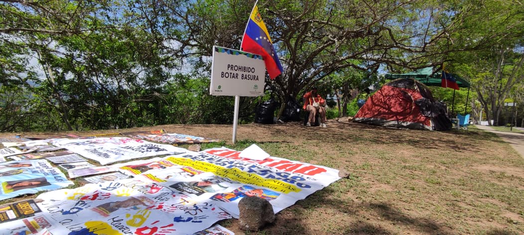 "Pese de las amenazas aquí sigo”: Familiares de presos políticos resisten en vigilia frente a la embajada