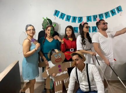 En las grabaciones se observó que la familia caracterizó a shrek, fiona, los ratones ciegos, jengibre y lord farquaad. Familia Realiza Fiesta De Cumpleanos Con Tematica De La Pelicula Shrek Cronica Puebla