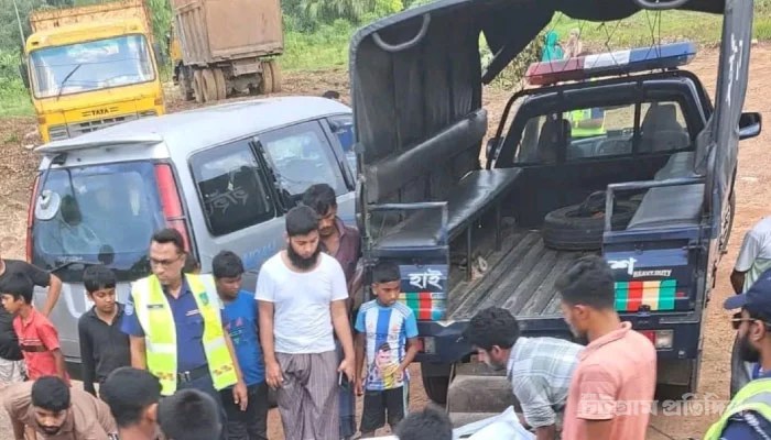 দ্রুতগতির পিকআপ পিষে দিল গার্মেন্টসকর্মী স্বামীকে, হাসপাতালে লড়ছেন স্ত্রী 1