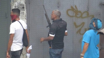 Colectivos chavistas reprimen protestas en Caracas