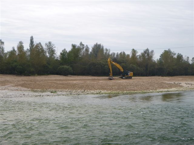 Une pelleteuse sur l'Ain