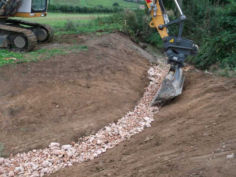Vue de la Denante en chantier : une pelleteuse creuse le nouveau chenall