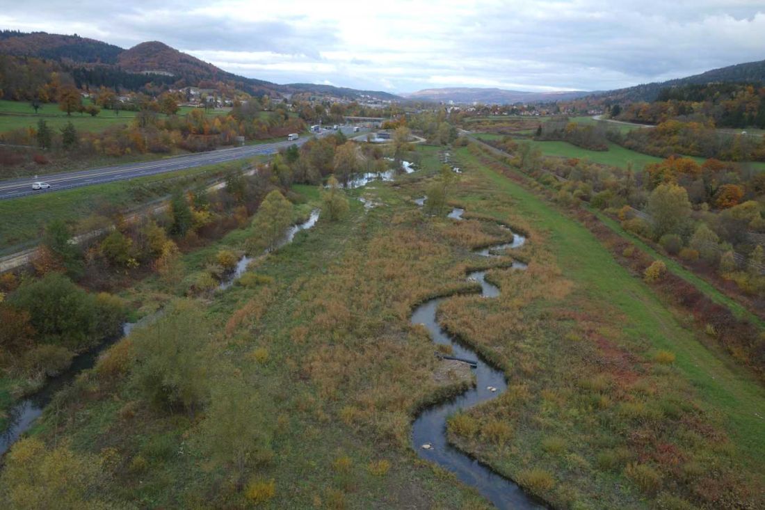 Vue par drone sur le lange reméandré par Dynamique Hydro un an après les travaux