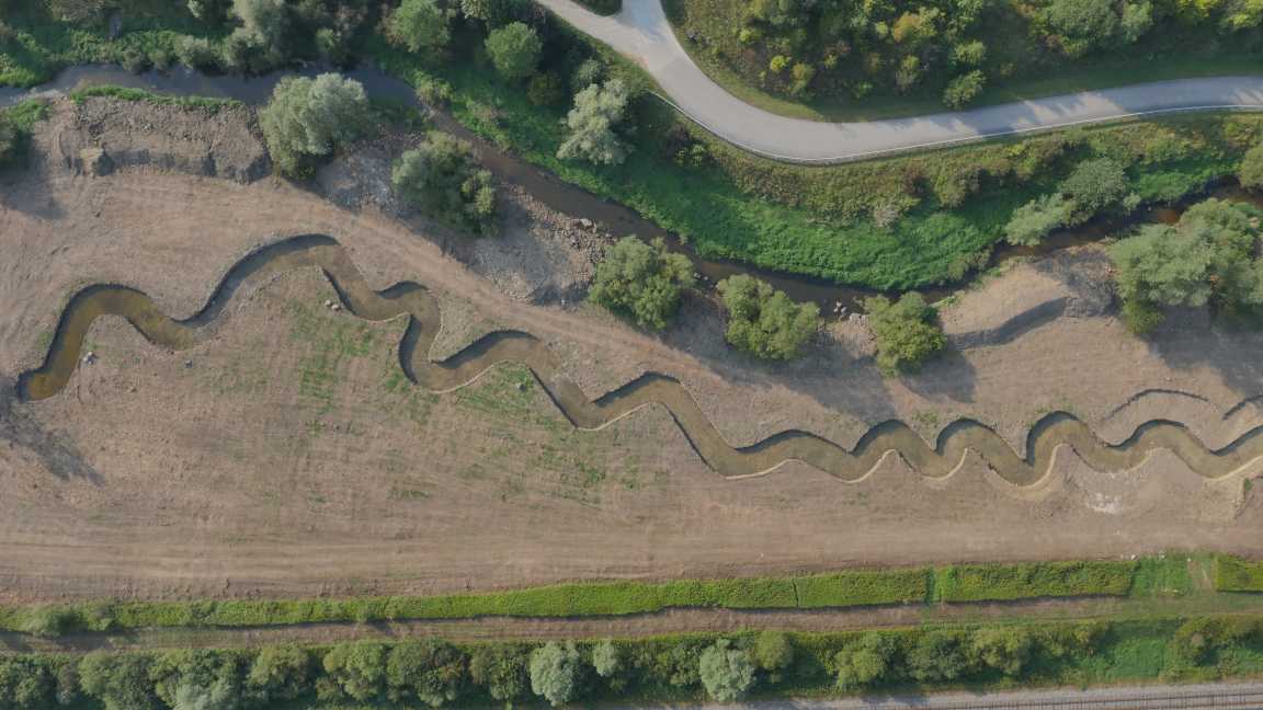 Vue par drone sur le nouveau chenal reméandré pendant les travaux