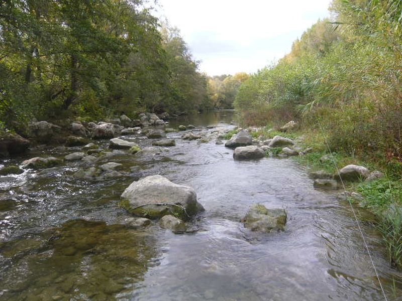 Vue sur la rivière Roubion dans la Drôme
