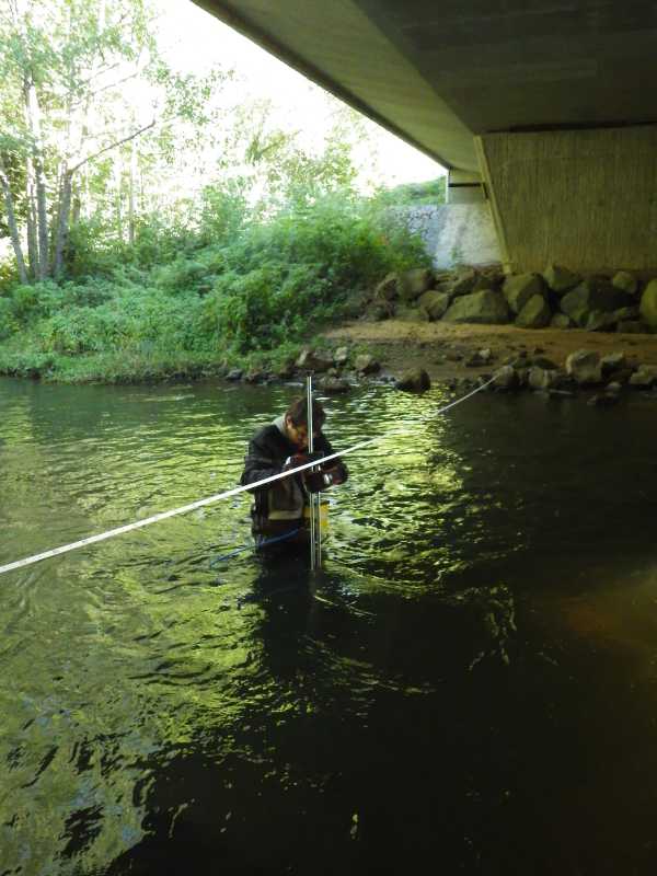 Baadïs en waders réalise un jaugeage avec notre courantomètre (Hydreka - BFM801) sur la Sioule