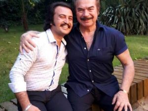 Bana, 'saçlarını ve bıyıklarını uzat aynı ona benziyorsun' dedi. Orhan Gencebay Ile Benzeri Bulustu