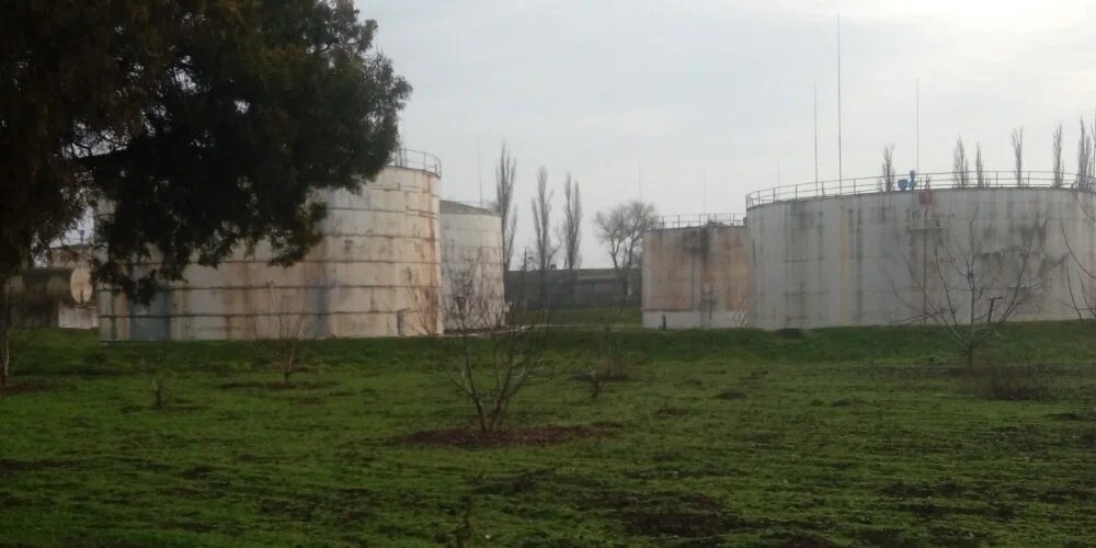 Около 20:10 жители областного центра услышали многократные взрывы. V Nikopole Prodayut Neftebazu Privatbanka Za 6 8 Millionov Griven Telekanal D1