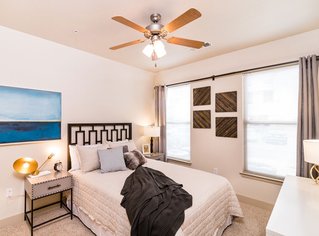 Pet friendly, laundry, parking garage, & more. AMLI at Inverness, Englewood - (see pics & AVAIL)