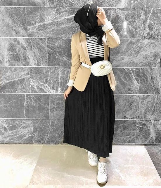 Ootd rok plisket, rok pliset juga bisa dipadukan dengan memakai kemeja . 7 OOTD Rok Plisket Hitam Di Usia 30-an Agar Terlihat Muda