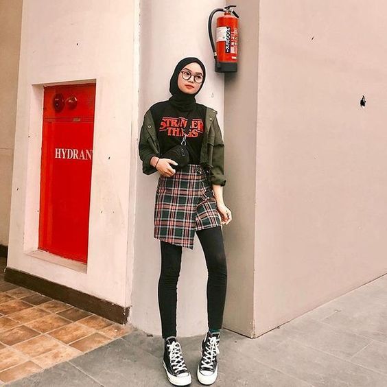 Salah satu jenis jaket yang gak pernah ketinggalan mode dan cocok dikenakan oleh wanita maupun pria, adalah jaket jeans. 8 OOTD Padu Padan Hijab dengan Atasan Lengan Pendek - Womantalk