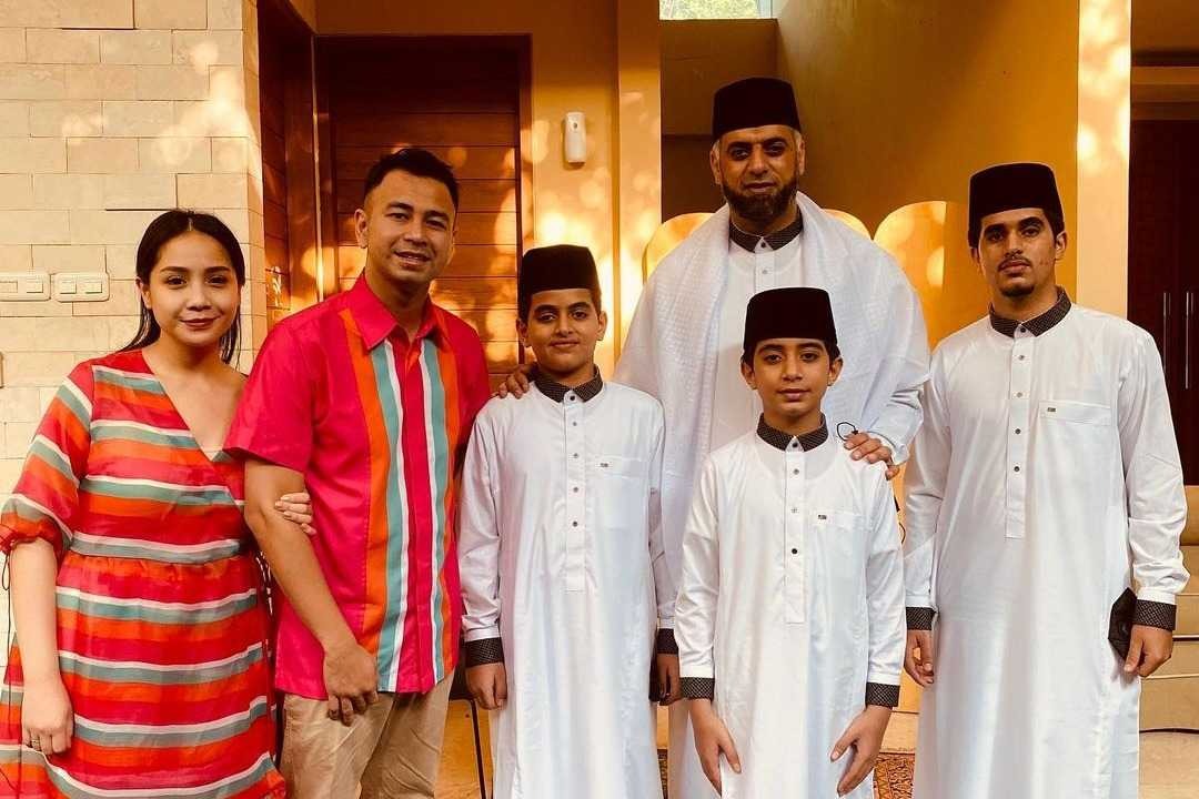 Buat yang pengin tampil simpel tapi tetap stylish di hari lebaran, bisa sontek gaya nagita slavina~ Potret Lebaran Nagita Slavina Dan Raffi Ahmad Pakai Baju Kembaran Warna Pink Womantalk