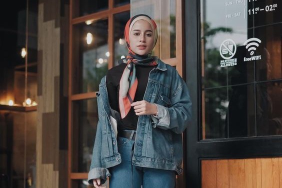 Tidak perlu ragu untuk memakai jaket dengan warna biru terang. 8 Inspirasi Perpaduan Warna Jaket Yang Cocok Termasuk Untuk Hijaber Womantalk