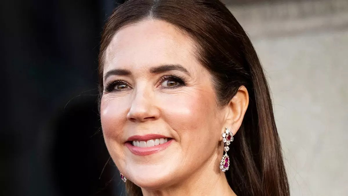 Timeless Elegance: Queen Mary Shines at Princess Isabella’s Milestone Celebration