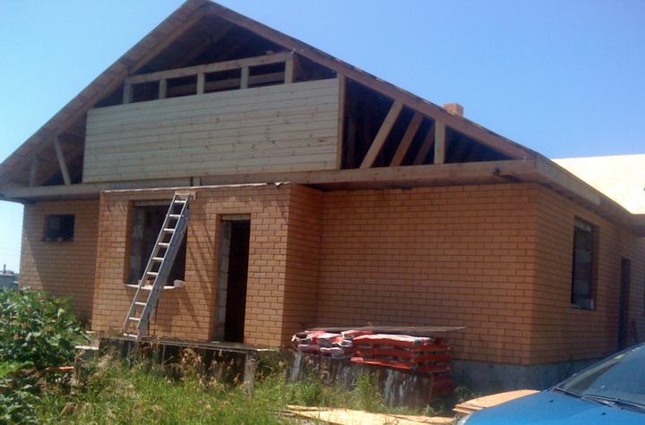 Как покрасить двухэтажный дом снаружи без лесов