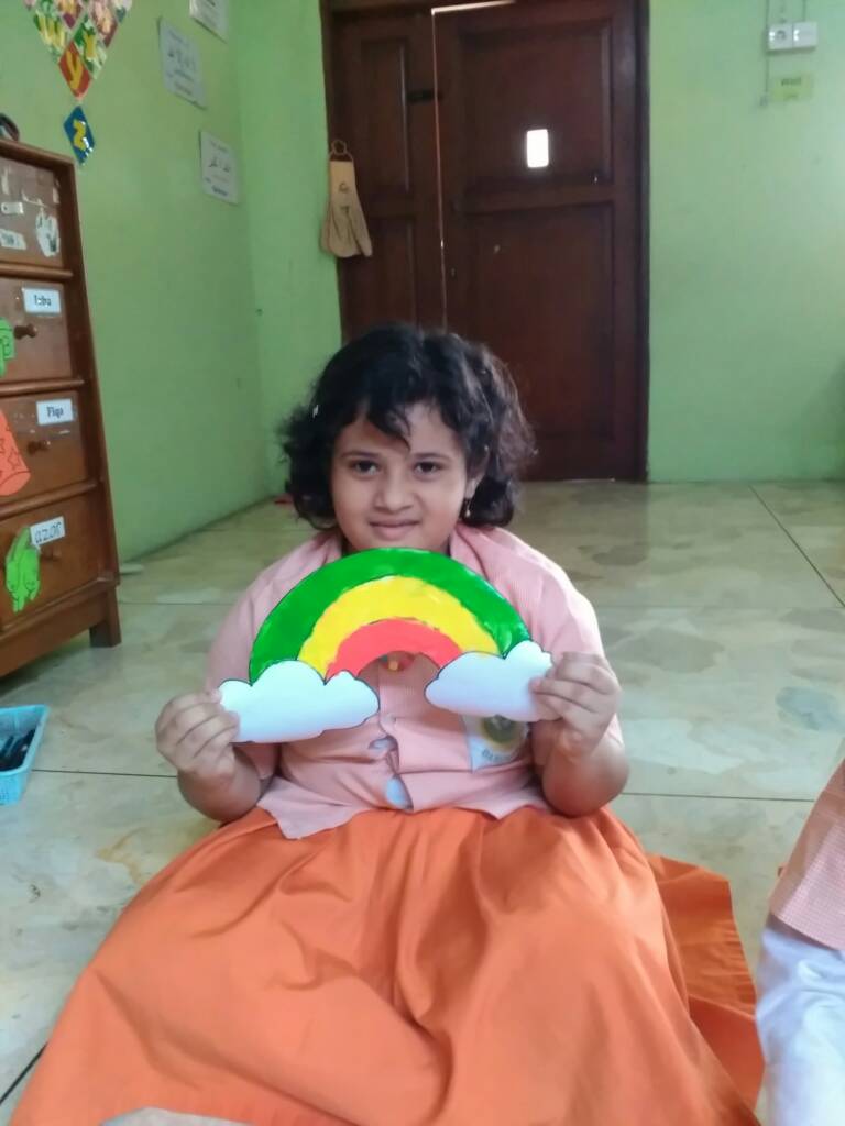 Kebanyakan anak menyukai pelangi karena warnanya yang indah. Membuat Miniatur Pelangi Di Sentra Seni Tk Islam Darunnajah