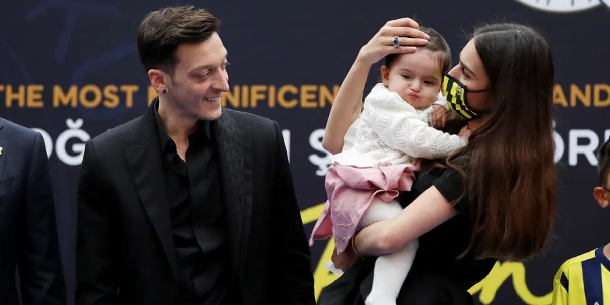 Mesut Ozil Rayakan Momen Spesial Kelahiran Anak Ketiga