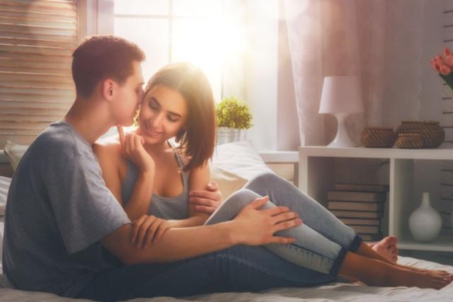 7 Tips Bercinta Bersama Suami di Malam Pertama - Womantalk