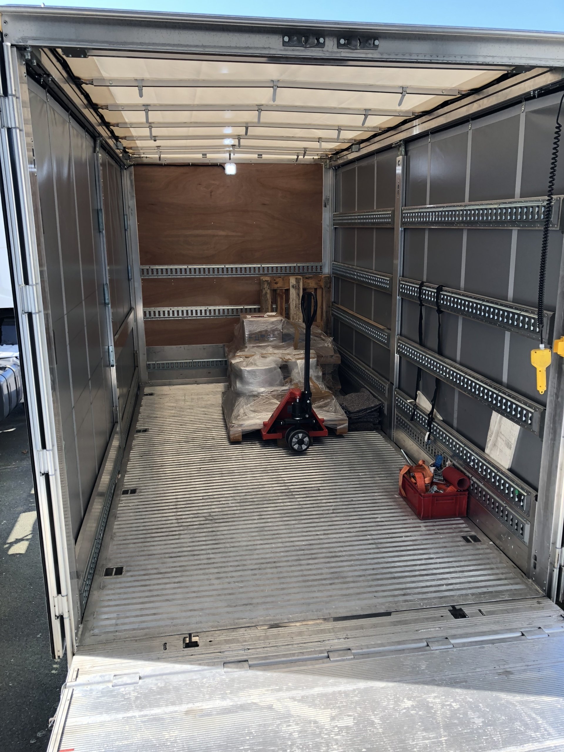 Epilation, manucure, pédicure, maquillage ✓ tarif dès 29€ ✓ 7j/7 de 7h à 22h . Photos - Transport Girard à Grandchamp des Fontaines