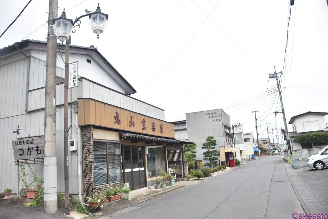 茨城県「岩瀬駅」街道沿いの歴史深い商店街の街並み。かつては
