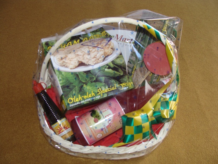 Contoh hampers lebaran berisi aneka ragam kue kering, . Contoh Parcel Lebaran Sederhana Gambar Islami