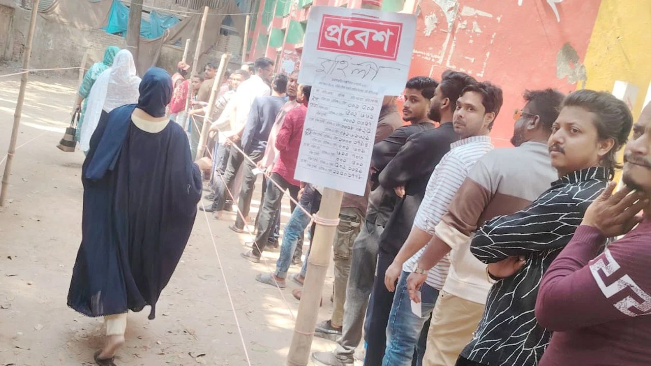 ঢাকা ১৫ আসনে শান্তিপূর্ণ ভোটগ্রহণ, দুপুর পর্যন্ত ২০ শতাংশের বেশি ভোট