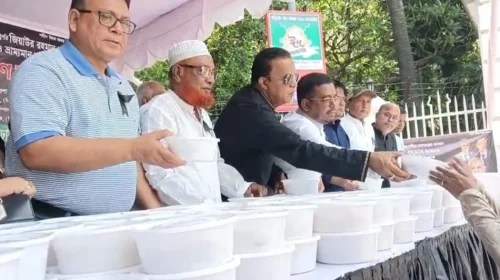 হাইকোর্ট এলাকায় দুস্থদের মাঝে খাবার বিতরণ করল বিএনপি