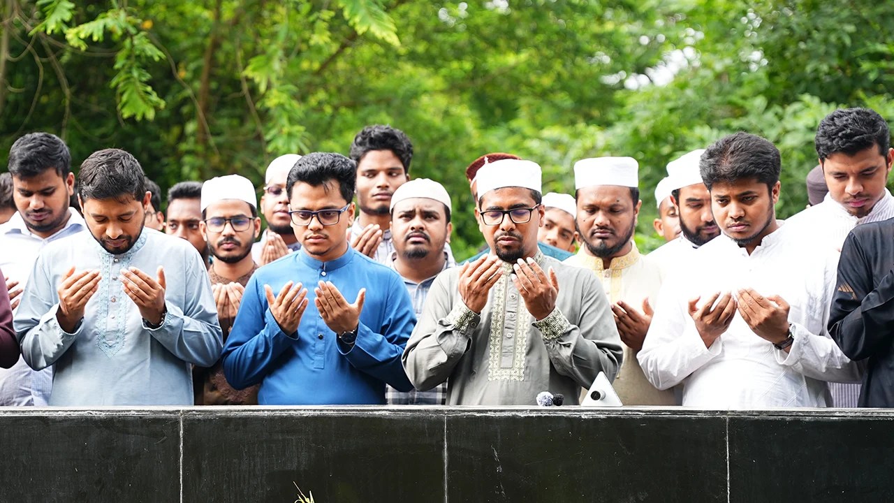 রায়েরবাজার কবরস্থানে জুলাই অভ্যুত্থানের অজ্ঞাতনামা শহীদদের গণকবর জিয়ারত করল ছাত্রশিবির