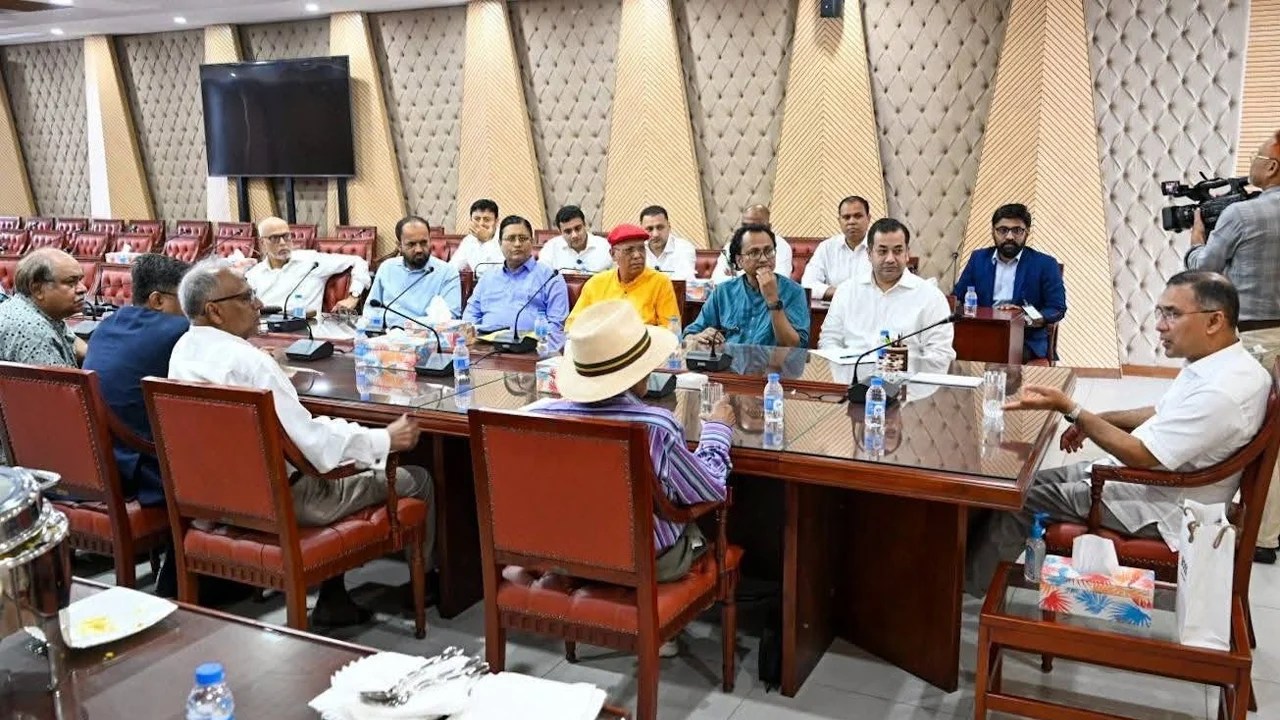 স্বাধীন গণমাধ্যম নীতিমালায় সম্পাদকদের সহযোগিতা চাইলেন প্রধানমন্ত্রী