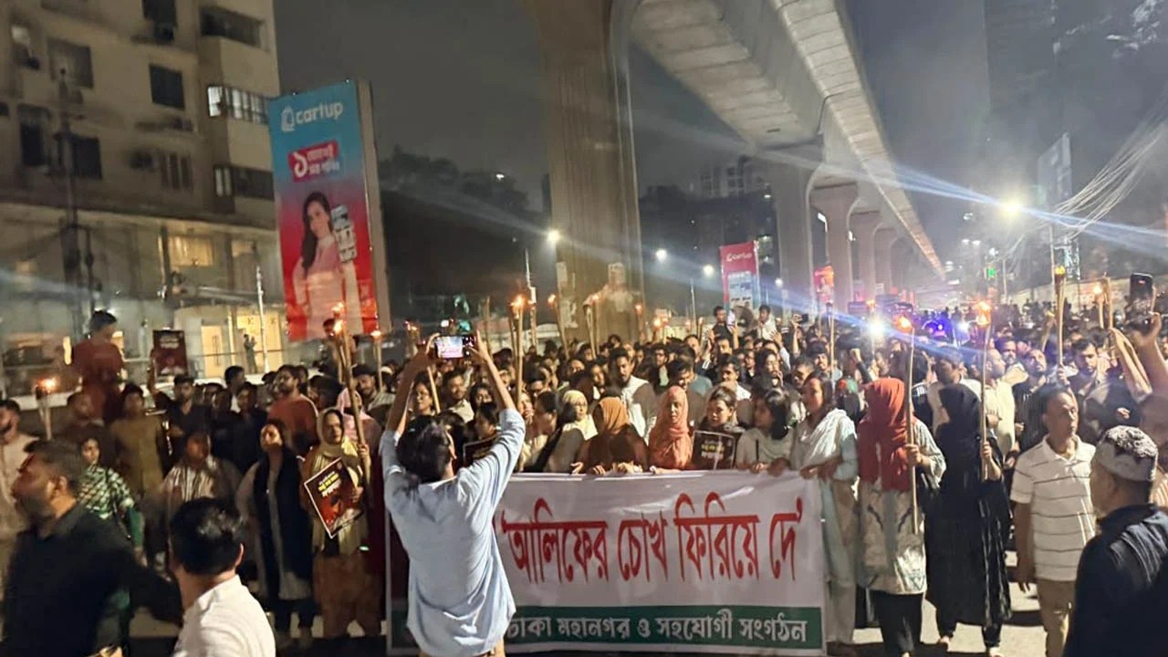 ছাত্রশক্তি নেতার ওপর হামলার প্রতিবাদে রাজধানীতে এনসিপির মশাল মিছিল