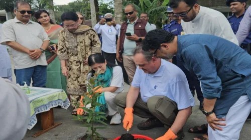 বরিশালে তথ্যমন্ত্রীর বাসভবনে মার্কিন রাষ্ট্রদূতকে দেশীয় খাবারে আপ্যায়ন