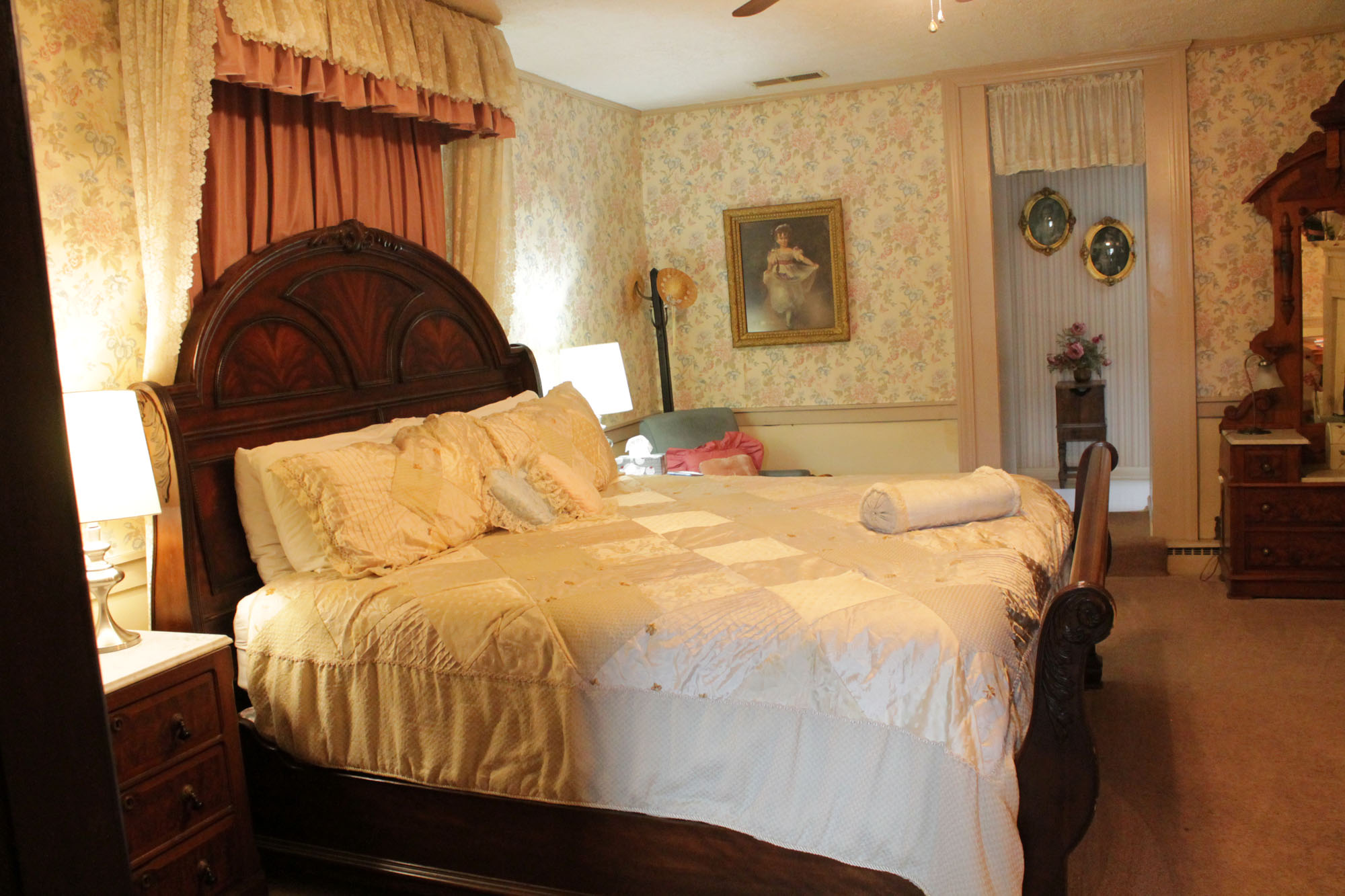 Manufacturer comforter sizes are confusing, especially for full/queen and queen comforter sizes— consider your mattress dimensions when choosing. Victorian Room - Jailer's Inn Bed & Breakfast