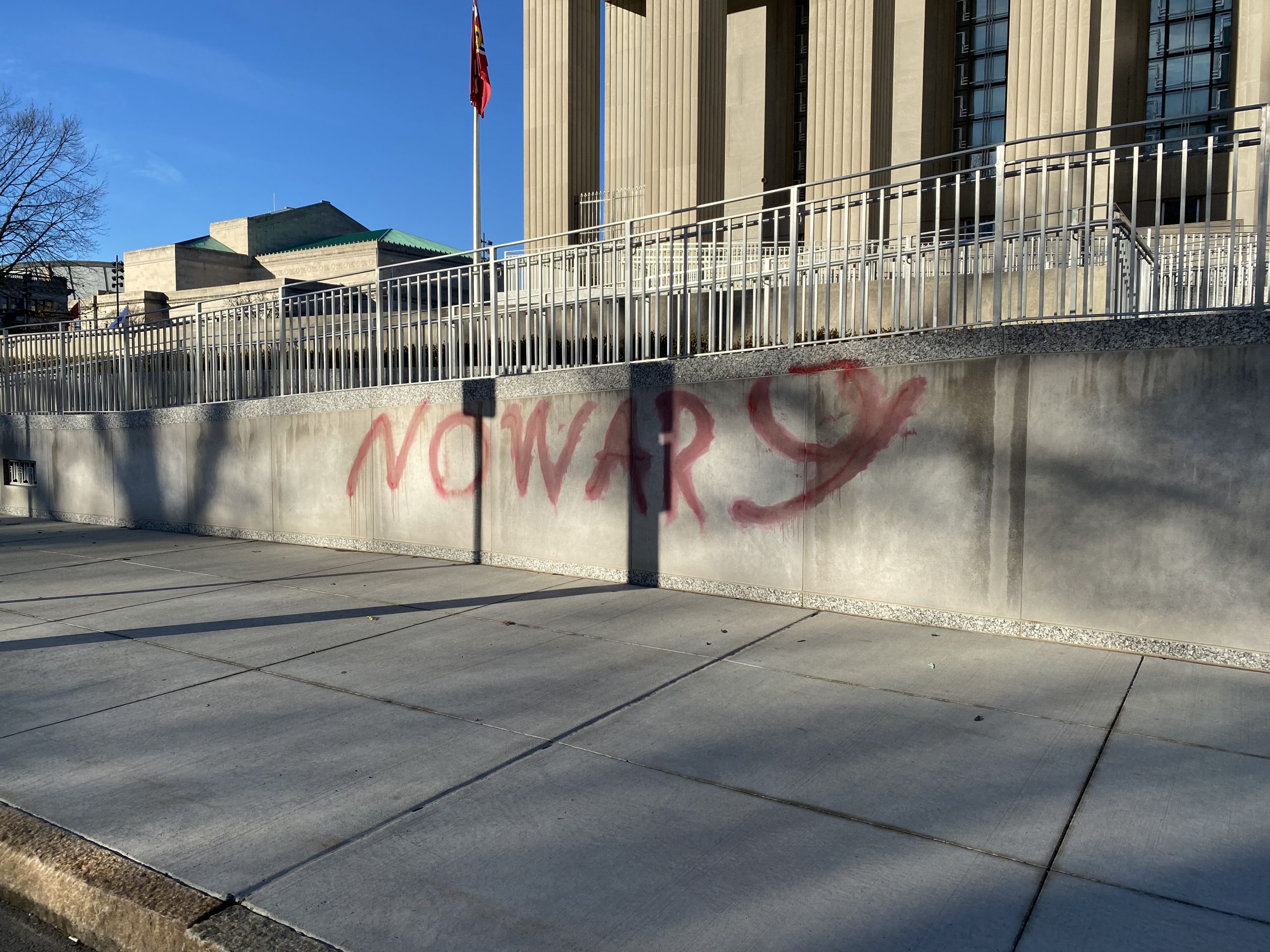 Memorial de los Soldados vandalizado con graffiti 1