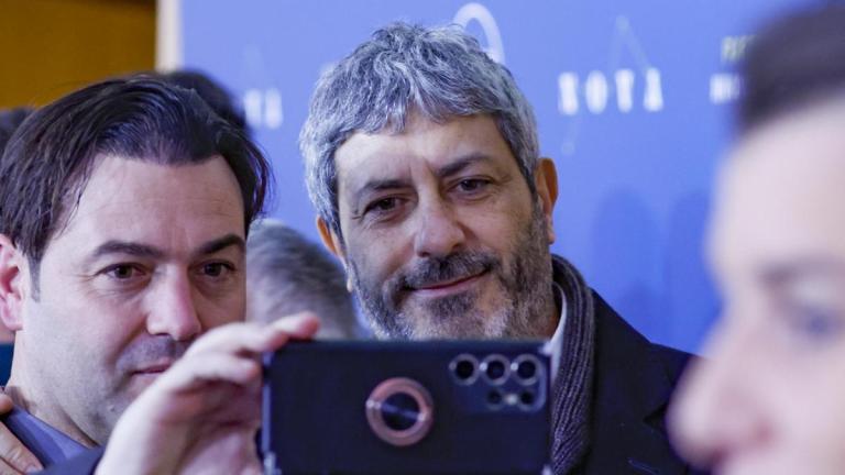 Campania alle Regionali: Fico pronto a fare il grande passo, mentre De Luca affronta l’imperturbabile.