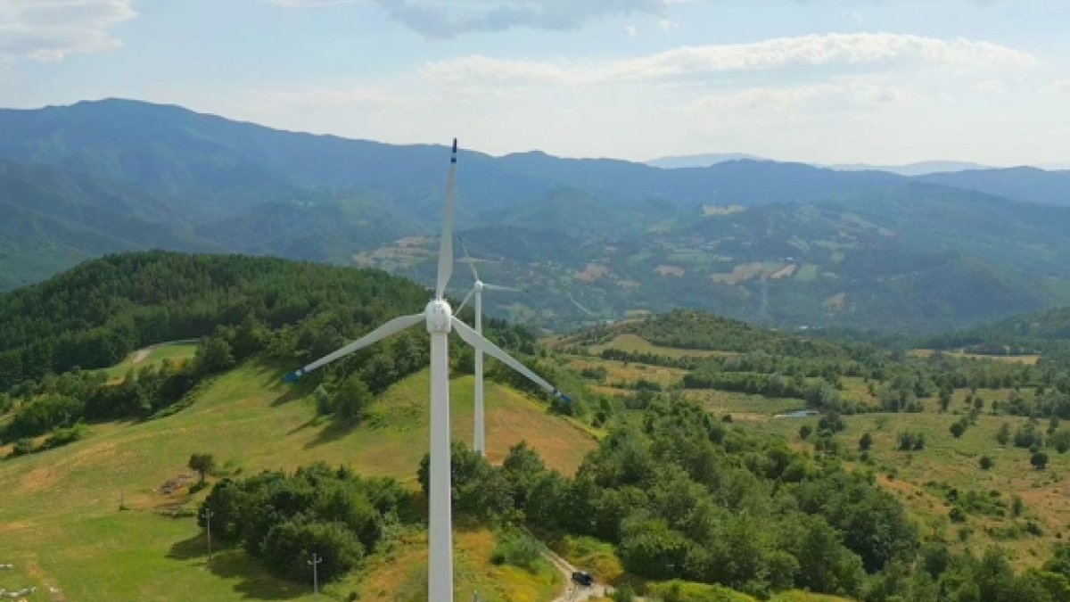 Parco eolico Badia del Vento in Toscana approvato nonostante le proteste: l’Emilia-Romagna minaccia il Tar, ma che sorpresa!