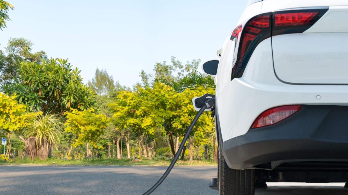 Incentivi auto elettriche, slitta il clic day: il bonus per la rottamazione vale fino a 11 mila euro