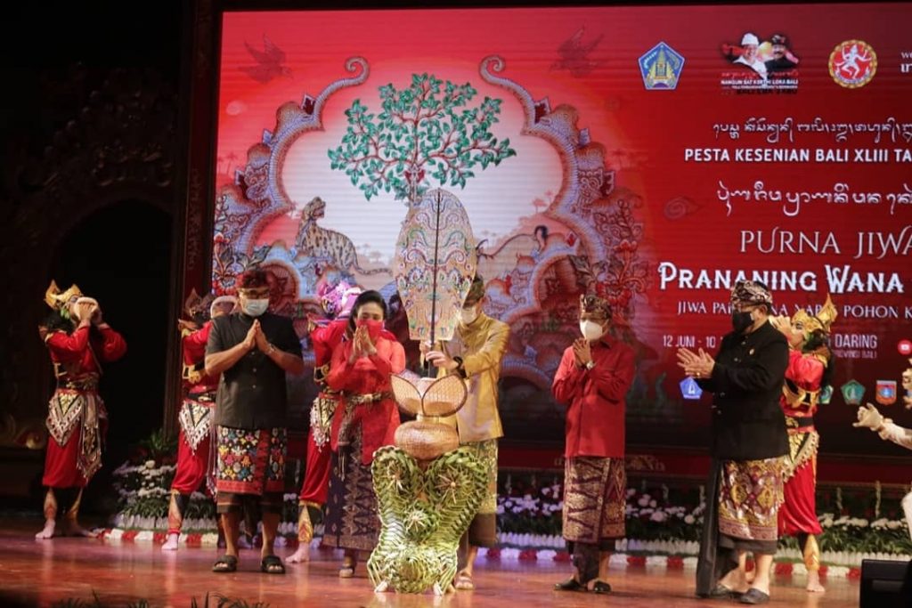 Pesta Kesenian Bali (PKB) XLIII Tahun 2021 dibuka resmi secara virtual  (daring) oleh Presiden RI Joko Widodo dari Istana Merdeka. Pembukaan  ditandai dengan penancapan Kayonan oleh Menteri Pariwisata dan Ekonomi  Kreatif (Memparekraf)