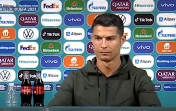 In the clip, ronaldo is seen moving two bottles of coca cola out of the shot and replacing them with a water bottle. Ronaldu Protiv Koly Glavnyj Mem Chempionata Evropy Po Futbolu