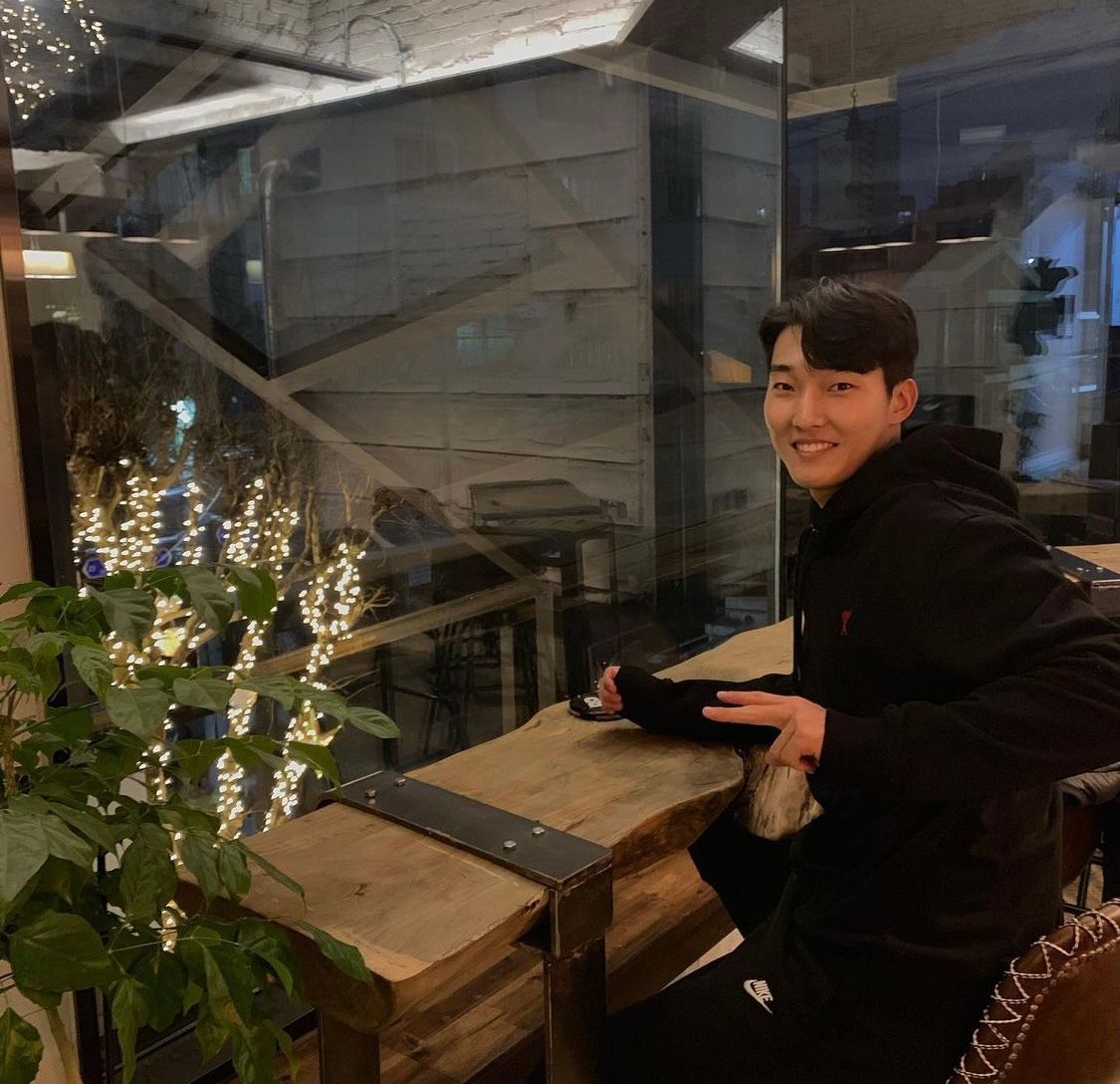 남자 높이뛰기에선 우상혁 선수가 값진 은메달을 따 냈습니다. '현실남친美' 물씬 느껴지는 우상혁 평소 사복 스타일.jpg | SNSFeed ...