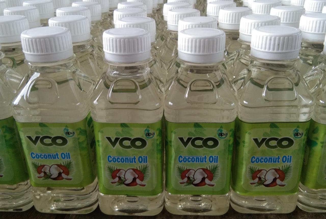 Usaha kreatif pengolahan buah kelapa menjadi virgin coconut oil (vco). Kementerian Pertanian Direktorat Jenderal Perkebunan 2020 April