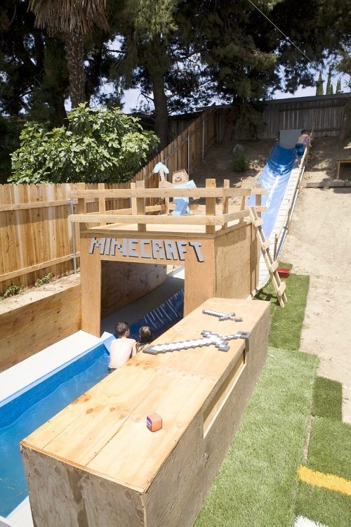 Set up an outdoor theater this summer with a homemade movie screen. Minecraft Birthday Party Ideas - DIY Inspired