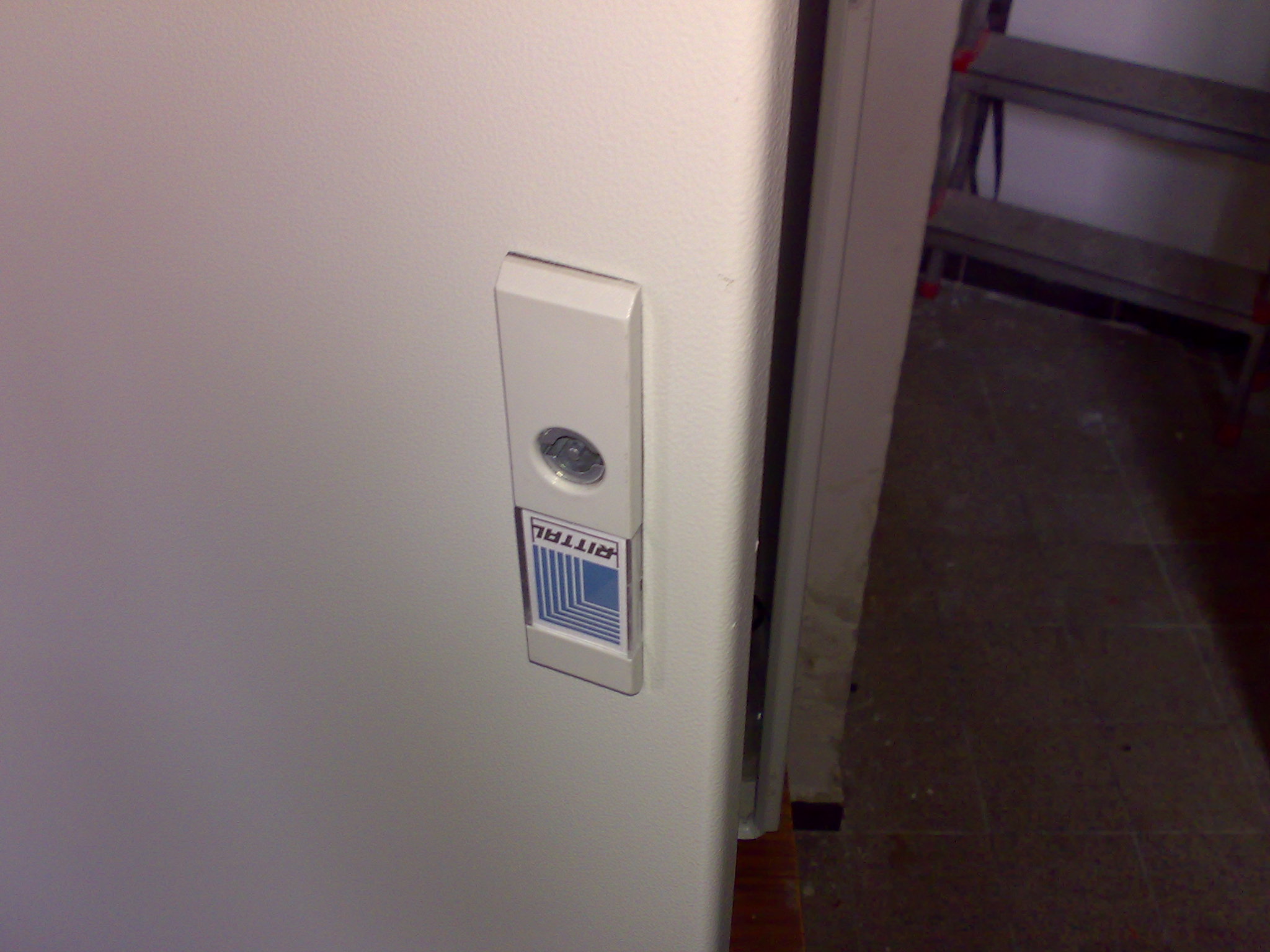 Bei automation24 finden sie vom hersteller rittal . Suche Griff fuer Rittal-Schrank - welchen genau nehmen?