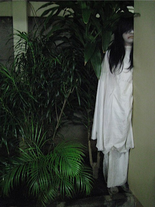 Foto es membeku yang tampak seperti 'hantu' yang melayang di dinding. Helicak, Kendaraan yang Telah Punah di Jakarta Indonesia