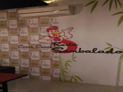 Pasang wallpaper dinding di makassar, jual wallpaper dinding area makassar, tempat jual wallpaper dinding makassar, jasa pemasangan . Agen Wallpaper Dinding Custom Di Makassar