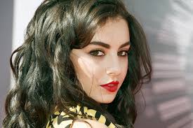 チャーリーxcx Charli Xcx イギリスのちょっとhな人気歌手のヒット曲は ドラマチックな出来事は