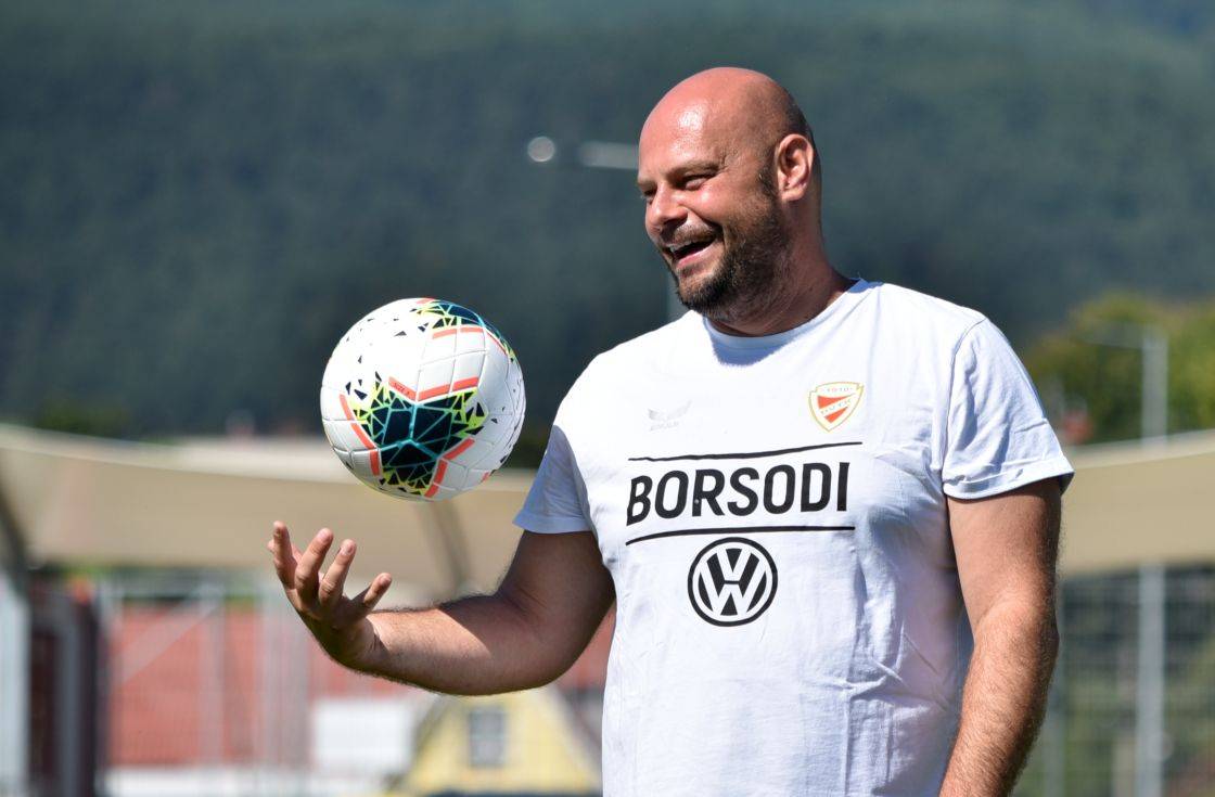 Kétgólos hátrányból mentett pontot a dvtk győrben. Minden Jatekos Megkapja A Lehetoseget Dvtk Hirek Labdarugas