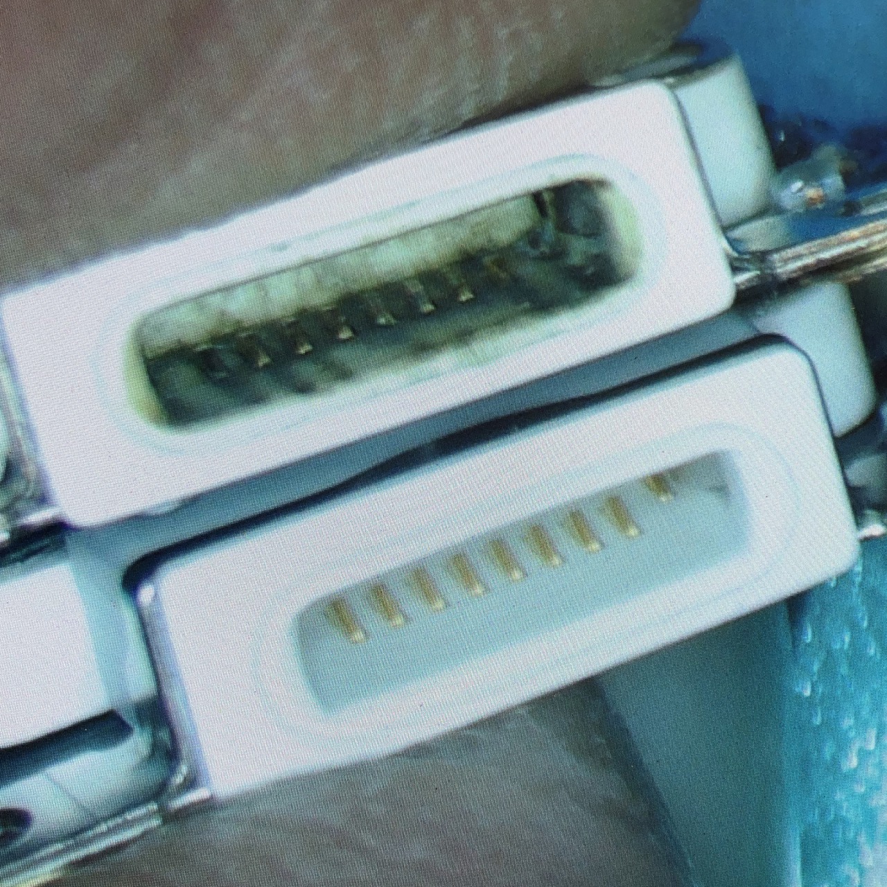 iPhone SE UQ mobile 水没して充電ができなくなる ドックコネクタは重要