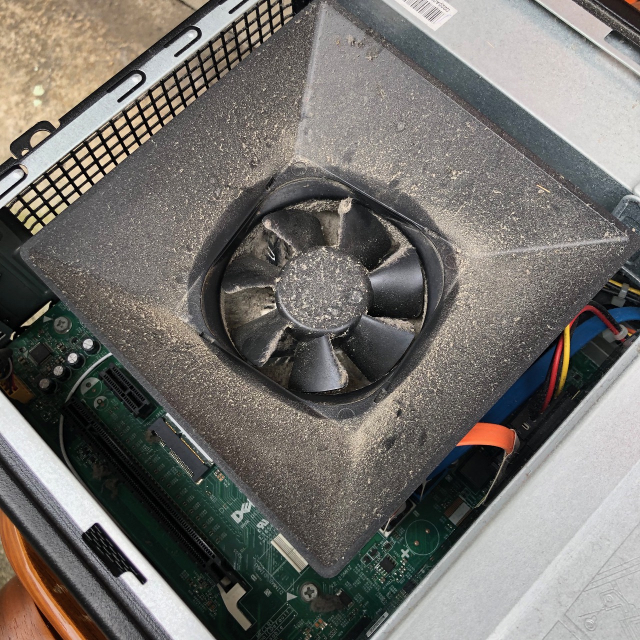 DELL Inspiron 3647 起動ボタンオレンジ点滅 起動しない CPUファンとメモリ 内部清掃 電池交換 SSD化